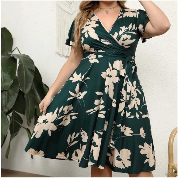 Plus Floral Print Butterfly Sleeve Wrap Dress - Picture 3 of 6